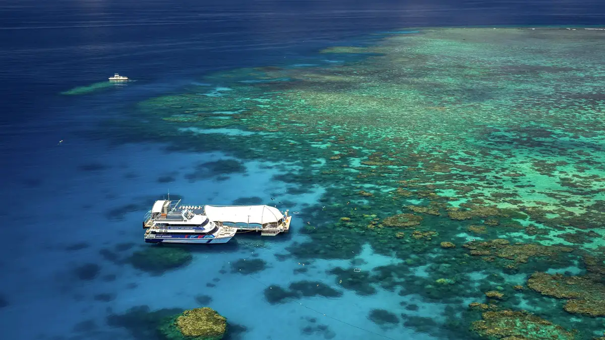 サンゴ礁に浮かぶ海上ポンツーン