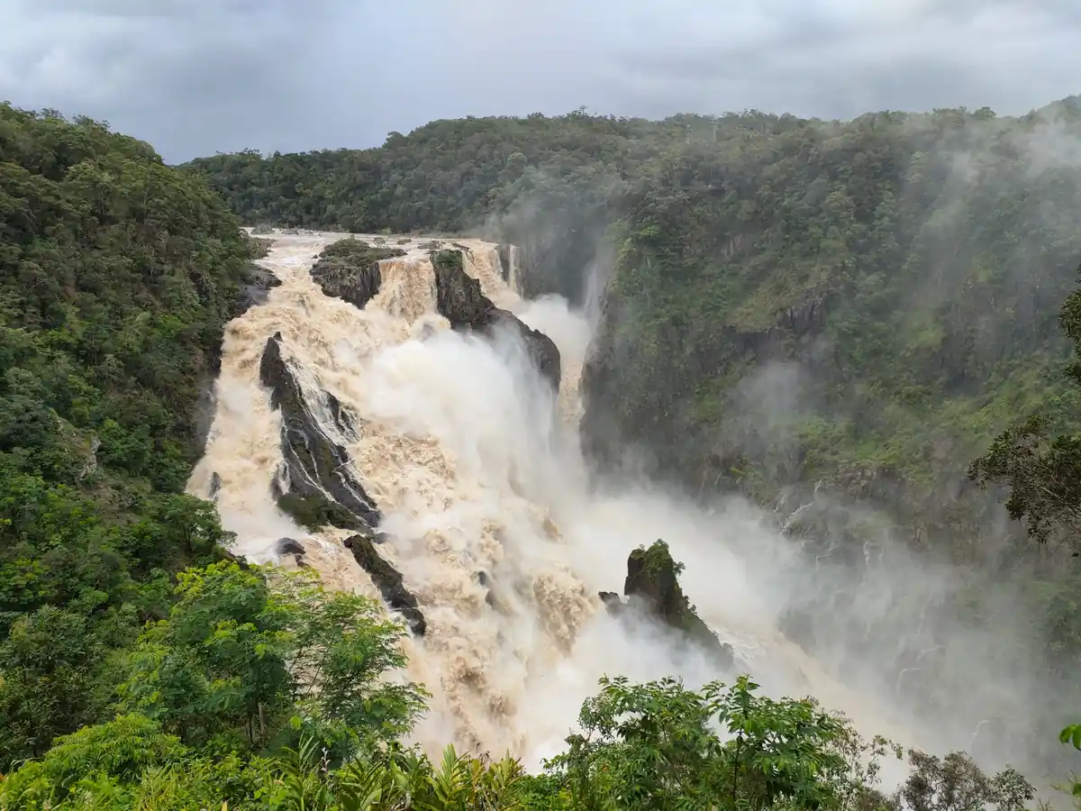 雨季に水量を増し、熱帯雨林の中を豪快に流れ落ちるケアンズ近郊のバロン滝