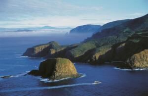 「呼吸する岩」ブルーニー島クルーズ【発着地が選べる!ホバート発、ケタリング発、ブルーニー島集合】