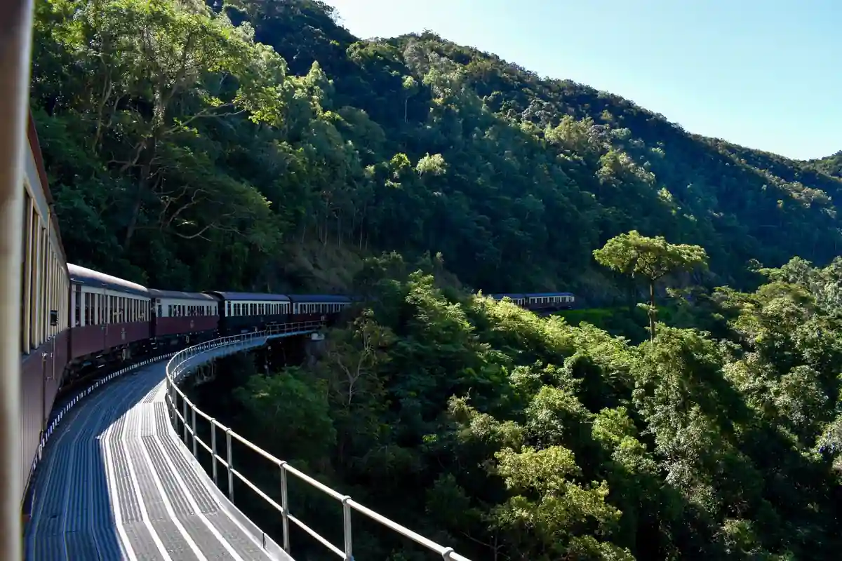 熱帯雨林の山あいを走るキュランダ高原列車