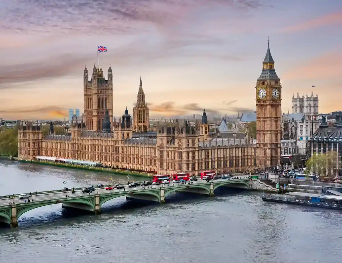 ロンドンのビッグベンと国会議事堂
