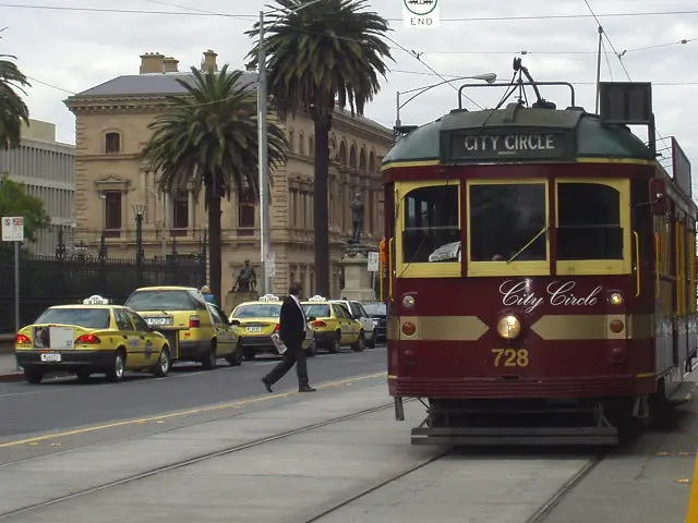 メルボルン市街地の道路を走る赤とクリーム色のシティ・サークル・トラム