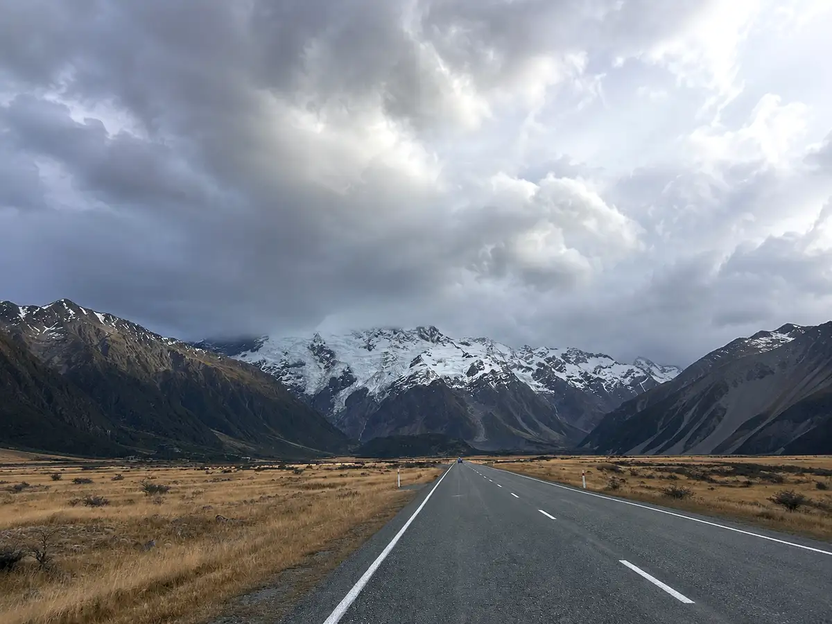 南島の山並みへ続くまっすぐな道路