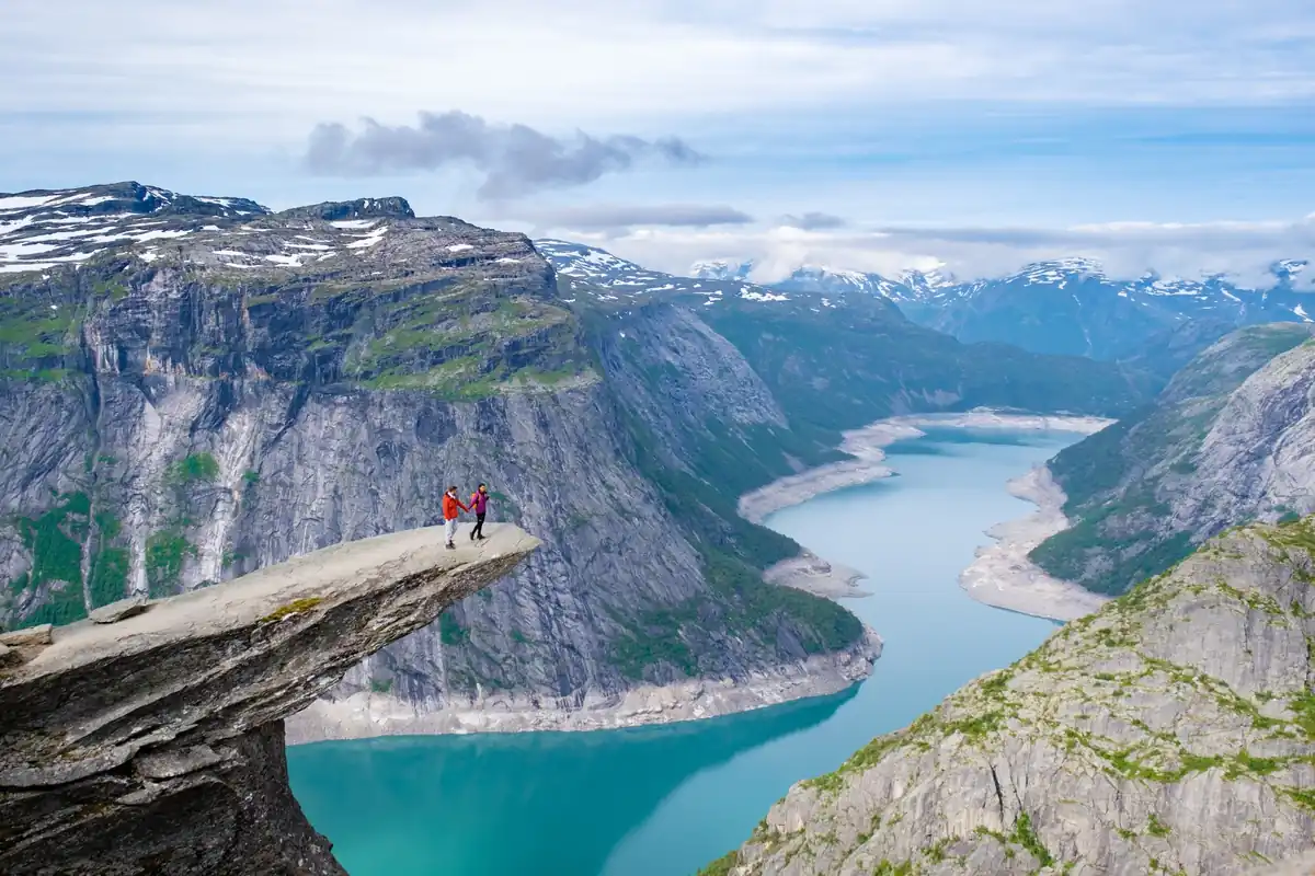 断崖と湖が広がるノルウェーの絶景