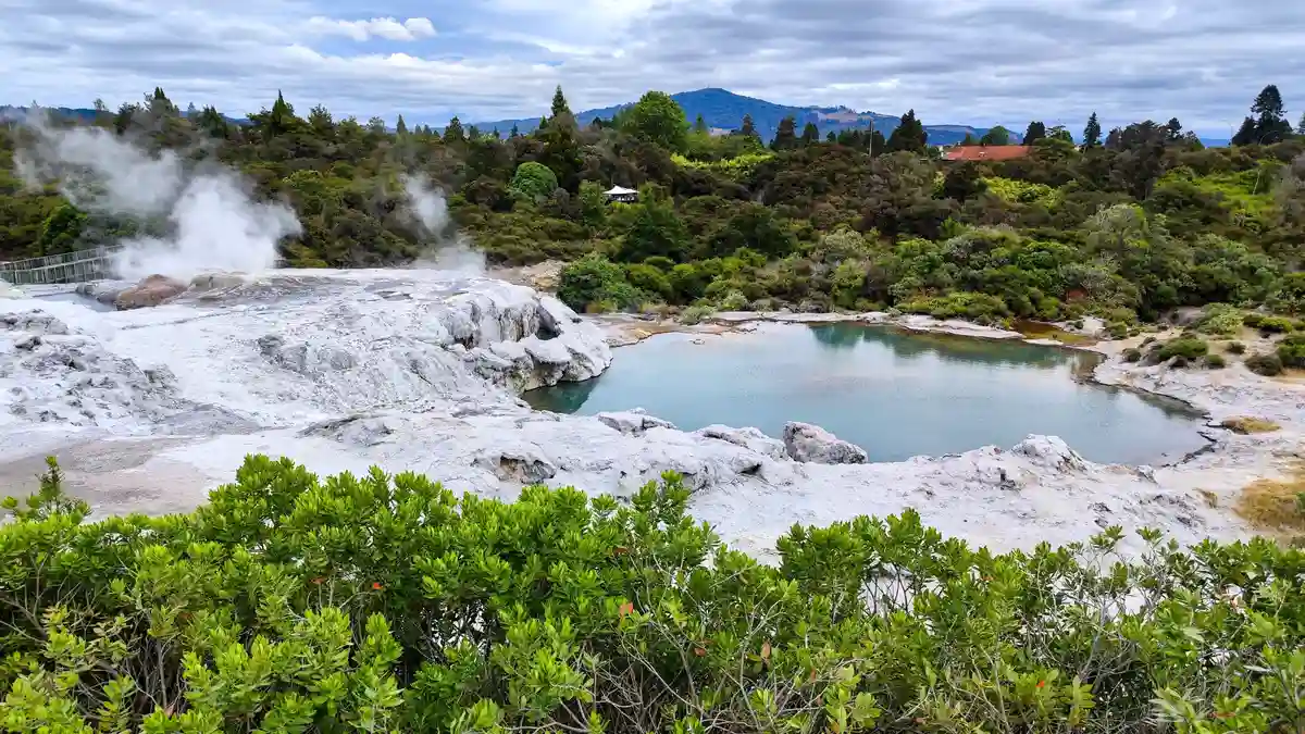 ロトルアの地熱地帯に広がる青い温泉池