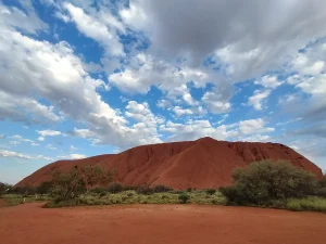 ウルル（エアーズロック）への行き方｜シドニー・ケアンズ発の国内線と現地移動