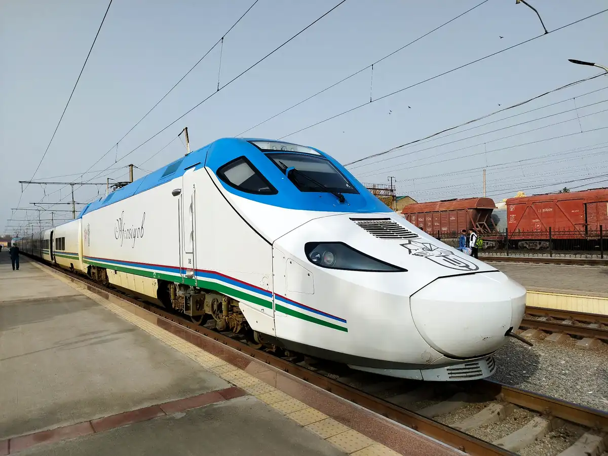 ウズベキスタンの駅に停車する青と白の高速鉄道アフロシヨブ