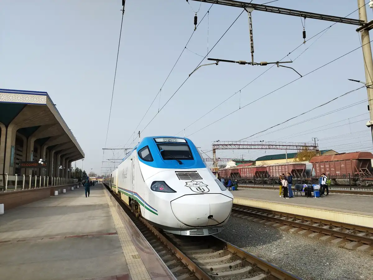 ウズベキスタンの駅に停車する高速列車