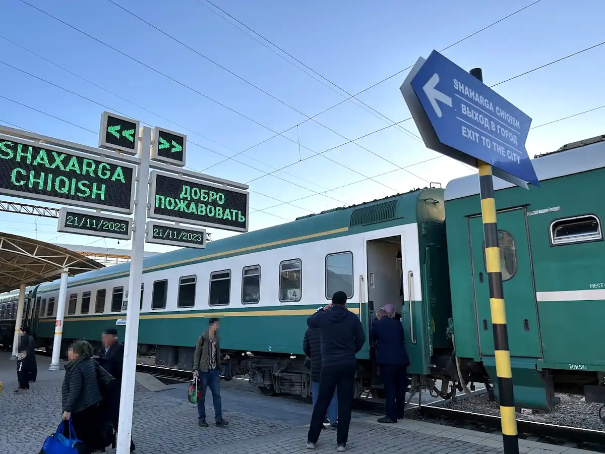 駅のホームに停車するウズベキスタンの列車