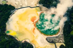 ロトルアのワイオタプに広がる色鮮やかなシャンパン・プールと立ち上る湯気