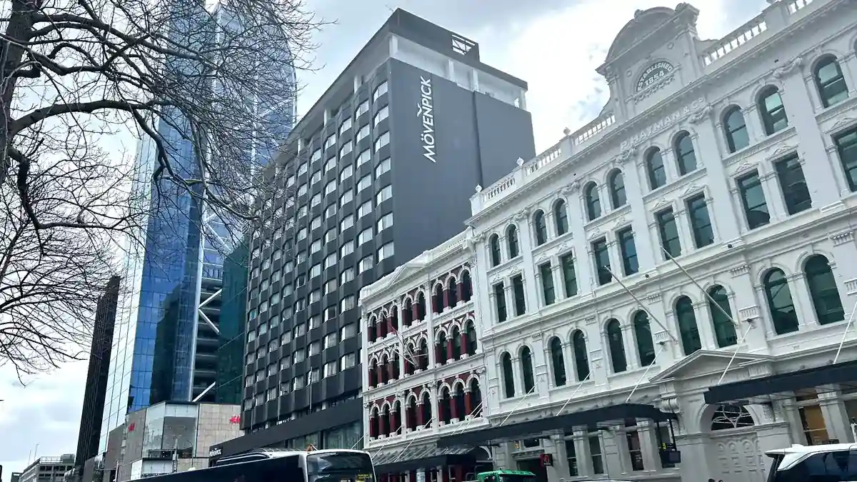 オークランド中心部の建物と路線バスが走る道路