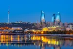 バクーのフレイムタワーとカスピ海沿いの夜景が広がる風景